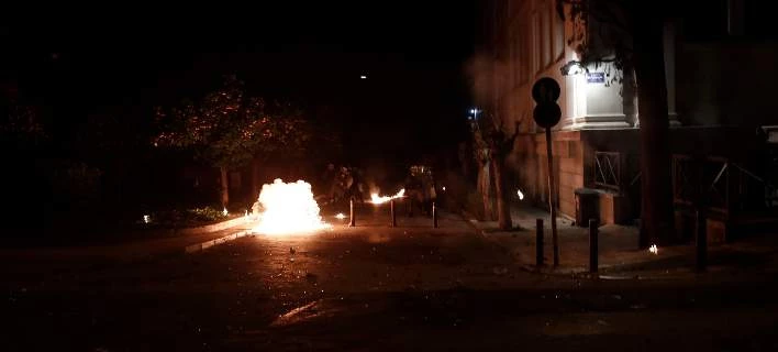 Βίντεο-ντοκουμέντο από την επίθεση με μολότοφ κοντά στο σπίτι του Φλαμπουράρη στα Εξάρχεια